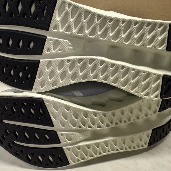 BNWT- On Cloud Women's Light Blue Running Sneakers - Picture 3 of 8